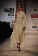 Model walks the ramp for Anju Modi at Wills Lifestyle India Fashion Week Autumn Winter 2012 Day 1 on 15th Feb 2012 (3).JPG
